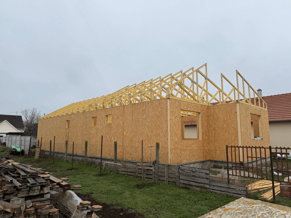 SIP ház építés közben - előregyártott panelekkel